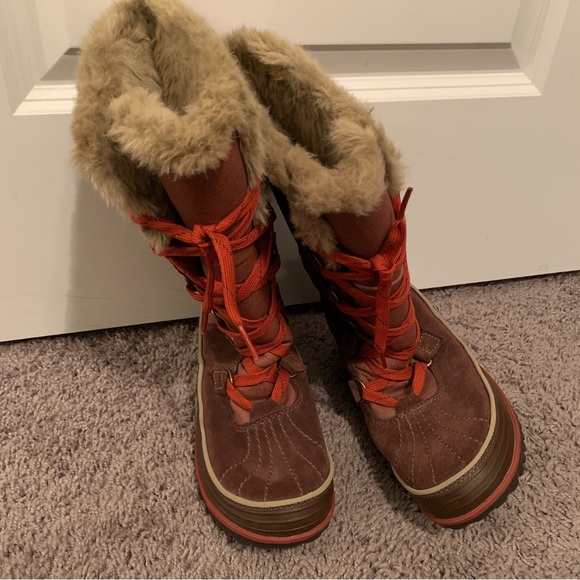 Sorel fur-lined snow boots, size 7.5 - Picture 3 of 8